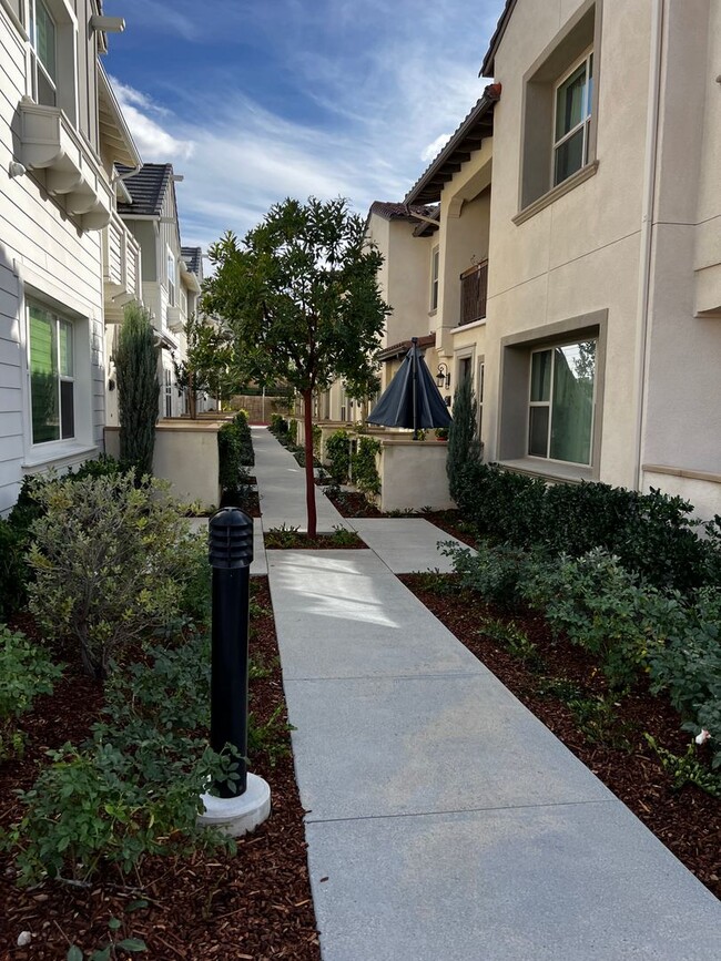 Foto del edificio - 3 Bedroom 2.5 Bathroom in Whittier