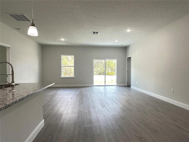 Foto del edificio - 149 Maple Dr