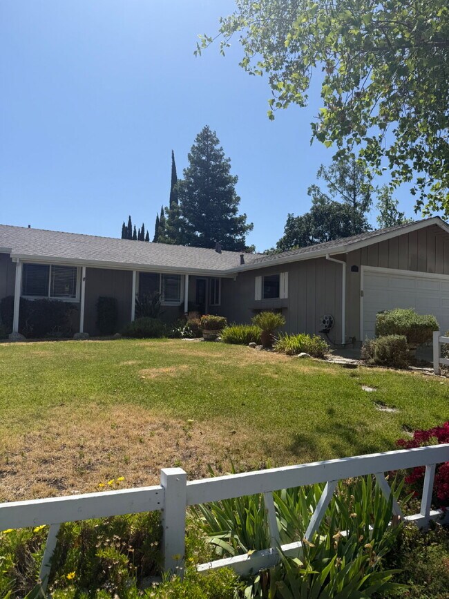 Foto del edificio - Charming 3 Bedroom, 2 Bathroom Livermore Home with Pool & Private Backyard Oasis