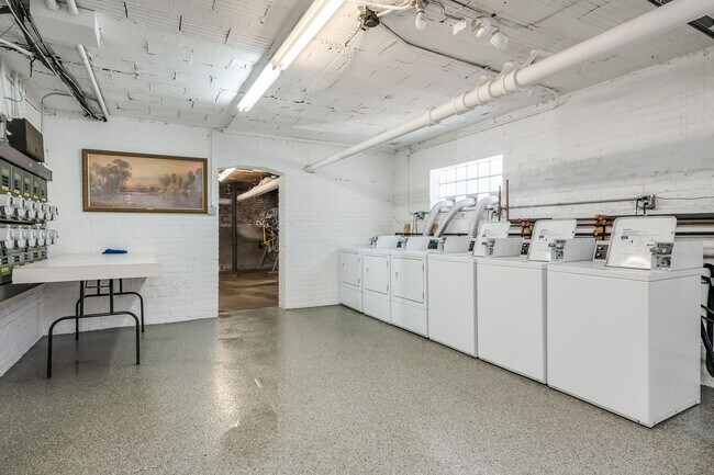 Foto del edificio - 652 W Oakdale Ave