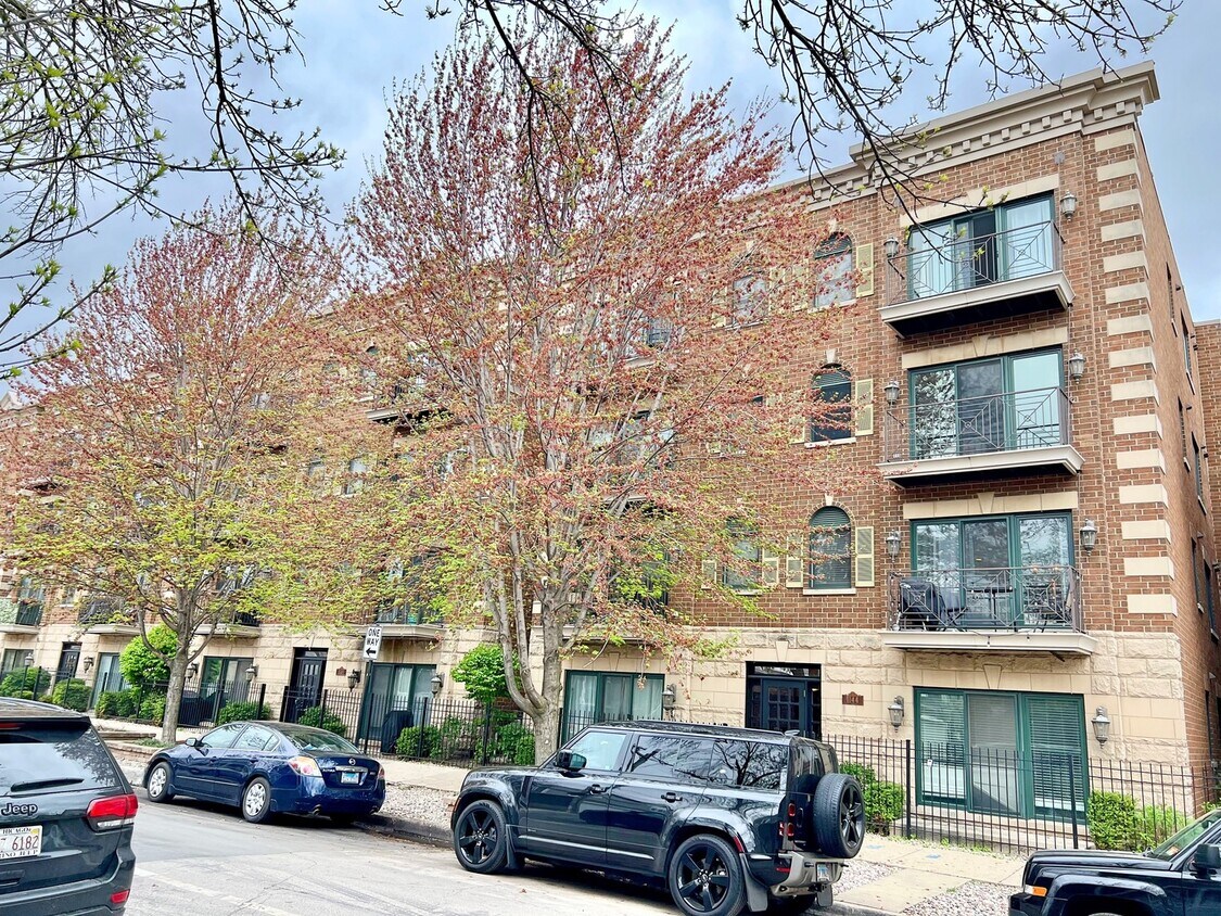 Primary Photo - 1144 W Roscoe St