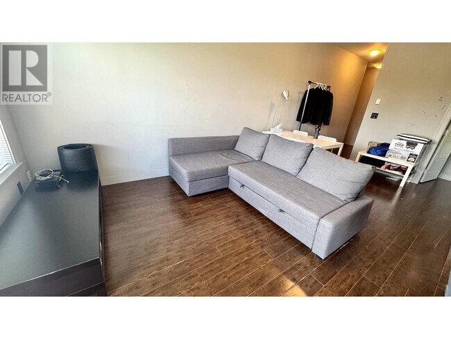 Photo du bâtiment - 6588-6588 Elgin Ave