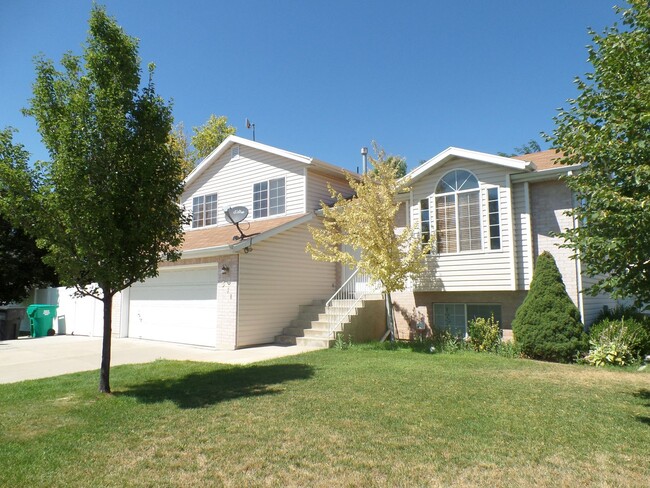 Building Photo - 4 Bed 2.75 Bath Home for Rent in Syracuse