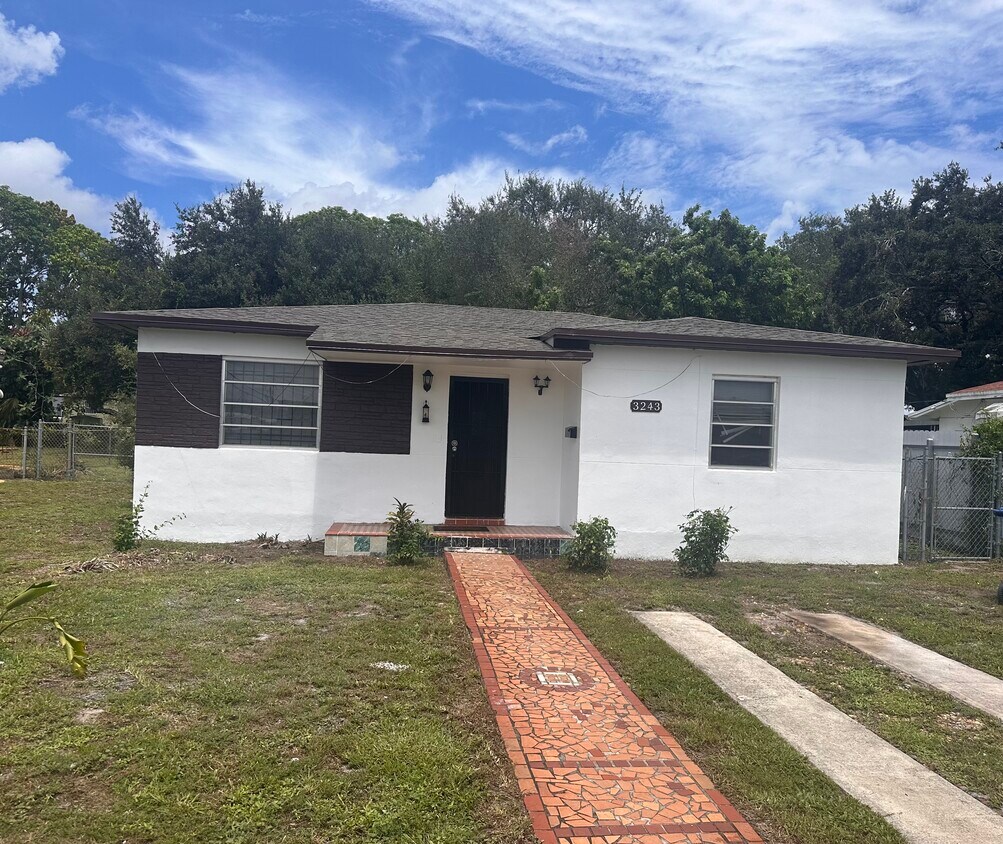 Foto principal - 3243 NW 43rd Ter