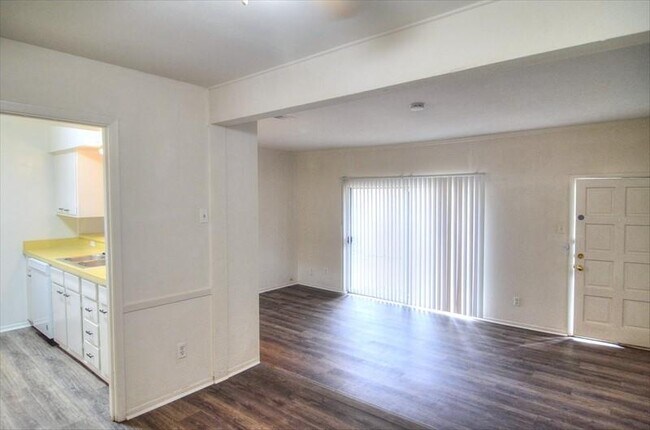 Building Photo - 6640 Eastridge Dr