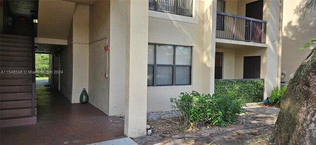Foto del edificio - 4561 W McNab Rd