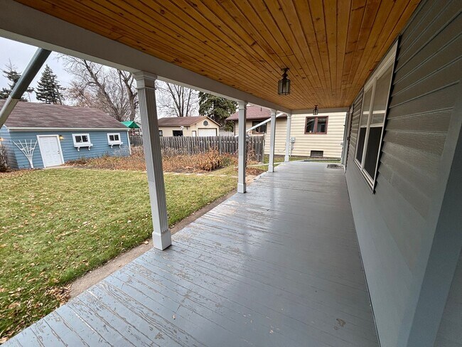 Foto del edificio - Charming 3×2 Home with Wrap-Around Porch & Detached Double Garage – $1,795/Month