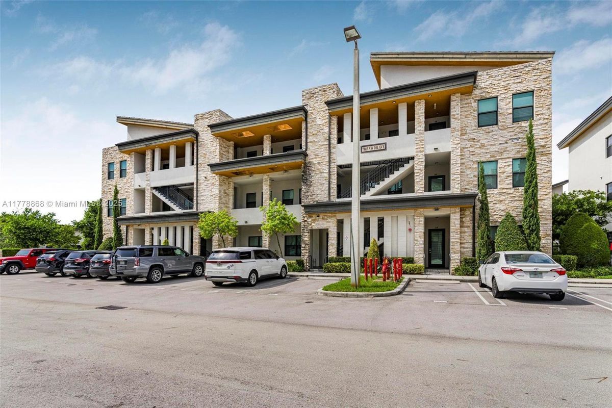 Foto principal - 7865 NW 104th Ave