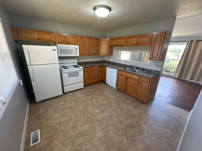 Building Photo - NW 3 bedroom  1 Bath home with 1 stall gar...