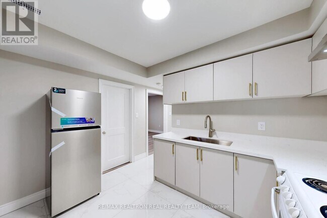 Building Photo - 195 Balmoral Ave N