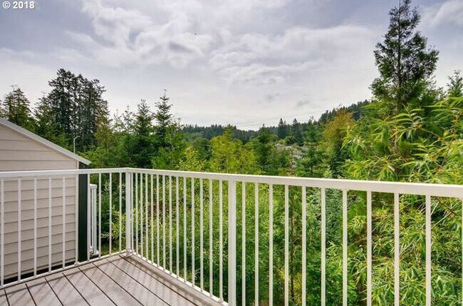 Foto del edificio - Beautiful Townhome Available in the Progress Ridge Subdivision in Beaverton!