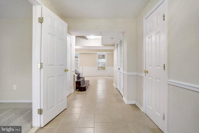 Building Photo - 8141 Lakepark Dr