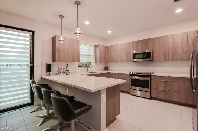 Foto del edificio - 3 br, 2.5 bath Townhome - 10590 NW 78th Te...