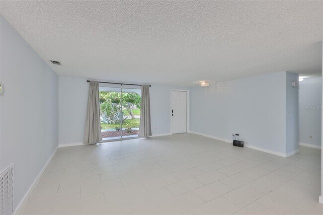 Building Photo - 423 Flamingo Dr