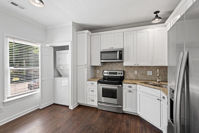 Building Photo - First Floor Primary! Cute 3 Bedroom 2 Bath...