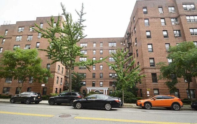 Foto del edificio - 67-35 Yellowstone Blvd