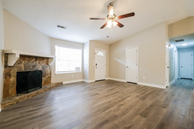 Building Photo - 5175 Sugar Crest Dr