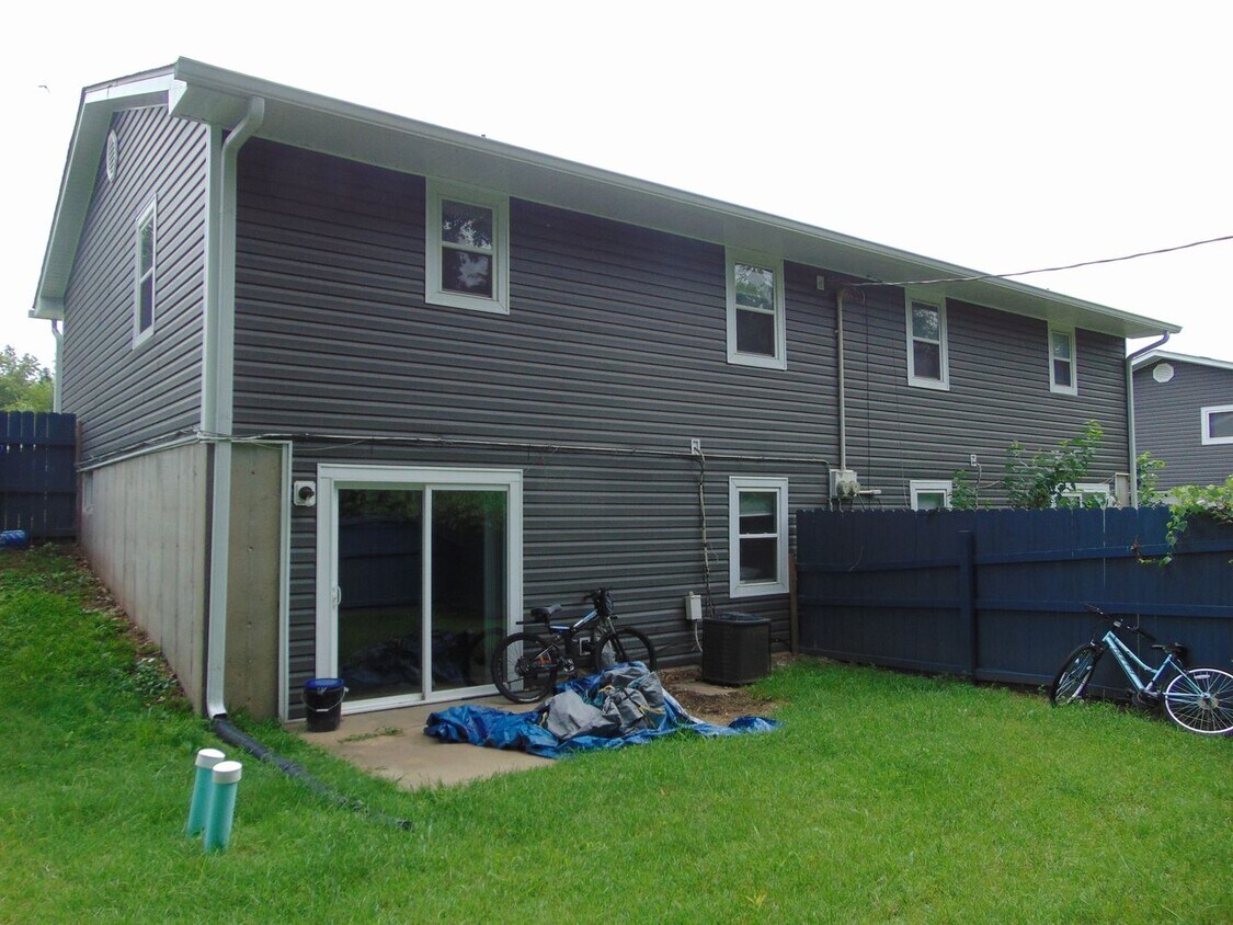 Building Photo - Nice 4 Bedroom 2 Bathroom Duplex!