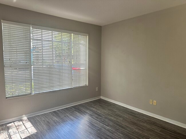 Building Photo - 13703 Richmond Park Dr N