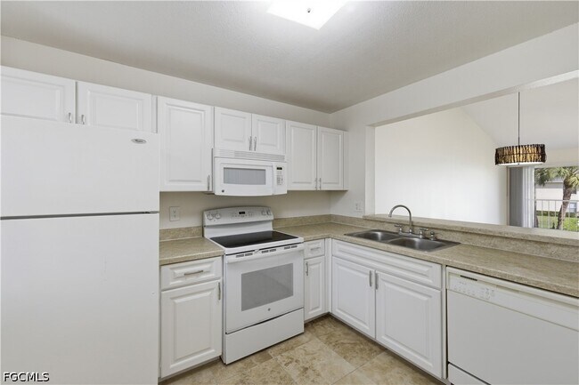 Foto del edificio - 600 Squire Cir