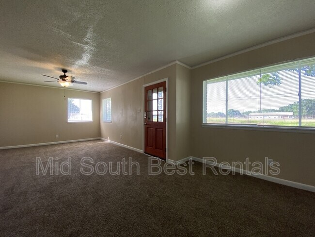 Building Photo - 601 Rose Ln