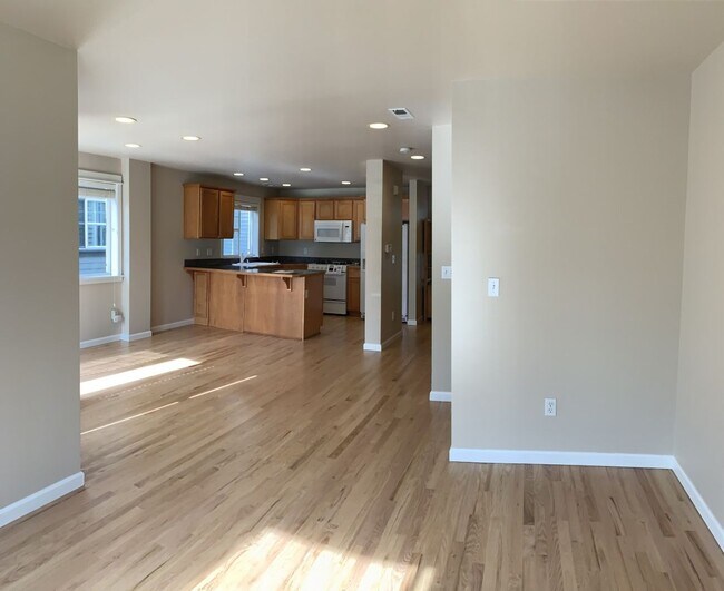 Building Photo - Gorgeous Ravenna Townhome