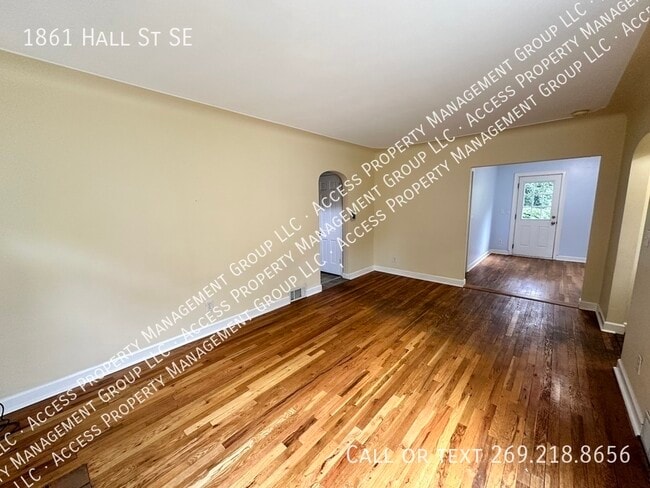 Building Photo - SE Side 3 Bedroom Home by East GR