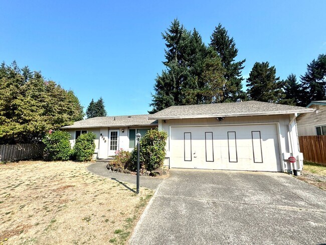 Foto del edificio - Spacious 3-Bedroom Home with Large Deck