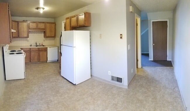 Building Photo - 2 Bed 1.5 Bath Townhouse w/ Covered Fenced...
