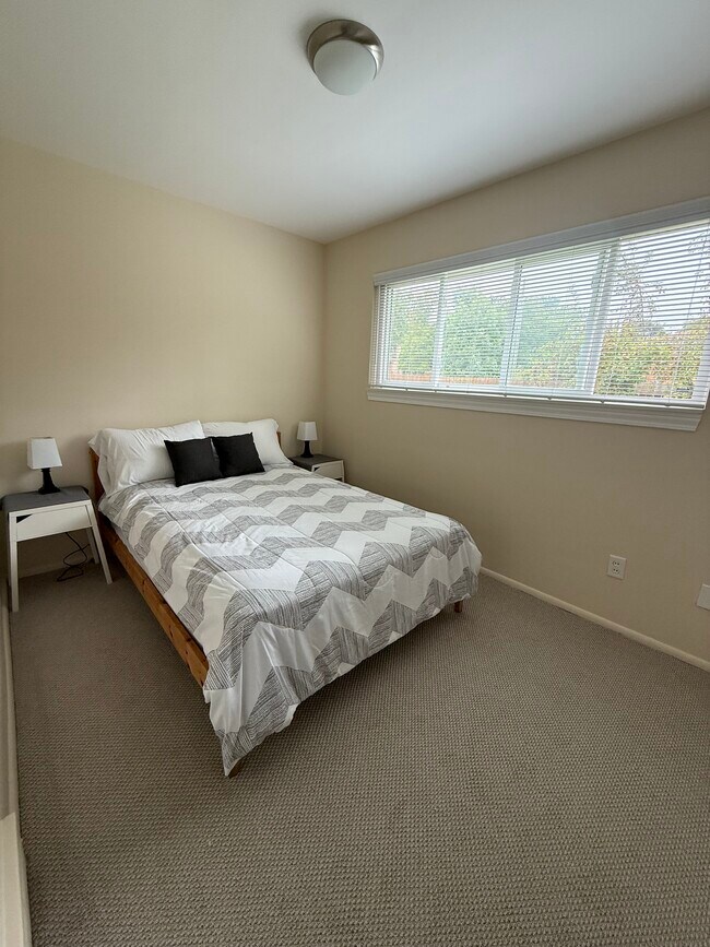 Foto del edificio - 2416 Medford Rd