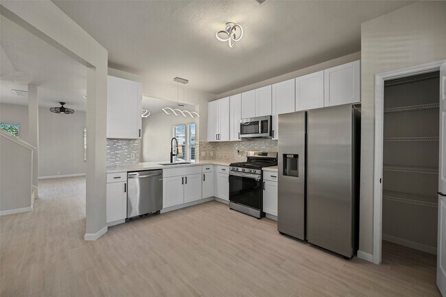 Building Photo - 9718 Coyote Creek Dr