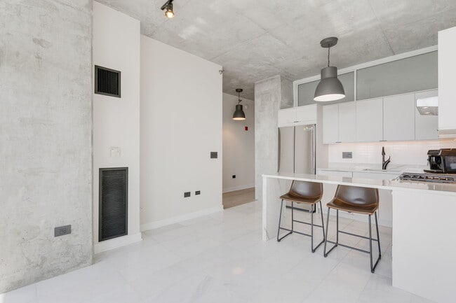Foto del edificio - 235 W Van Buren St