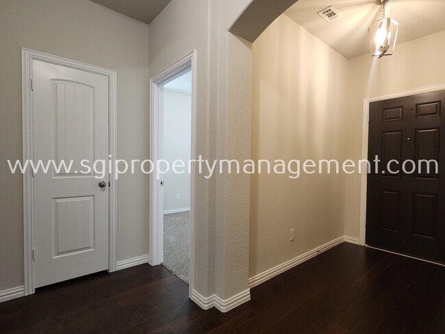 Building Photo - 2024 Miramar Dr