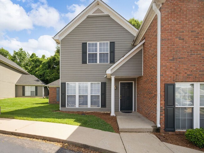 Building Photo - Freshly Renovated 3 BR, 2 BA Townhome Cent...