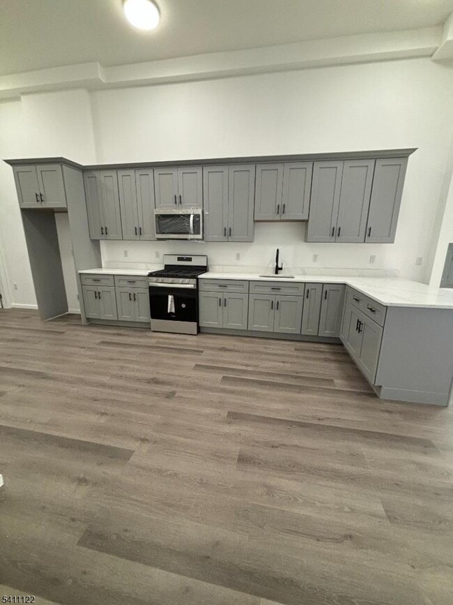 Building Photo - 24 Elm St