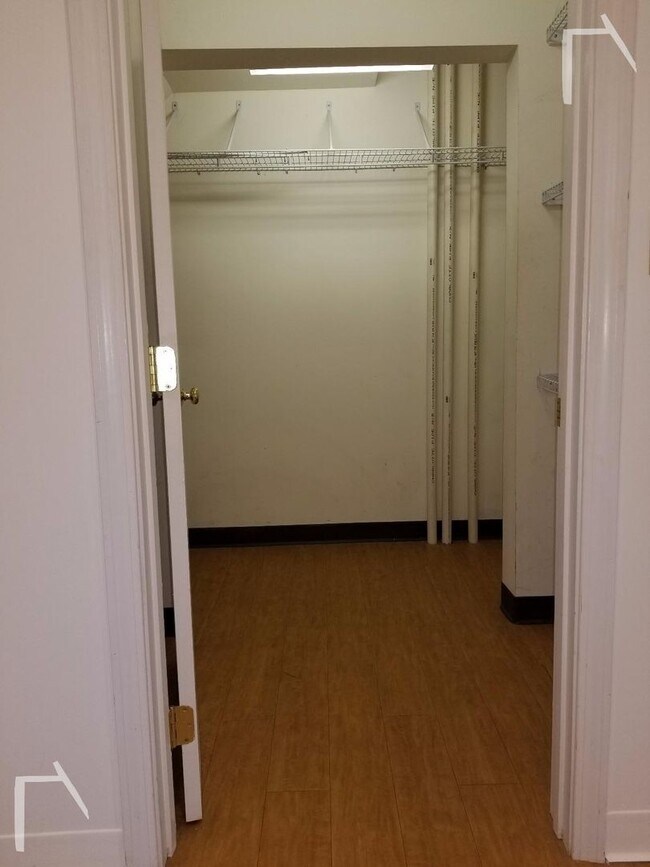 Building Photo - Spacious 1 Bed Coming Available