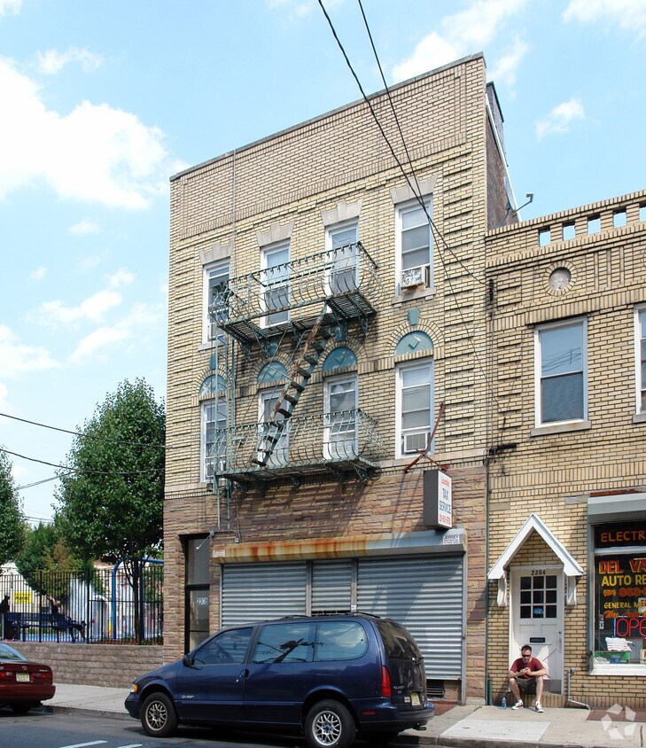 Primary Photo - 2306 Central Ave