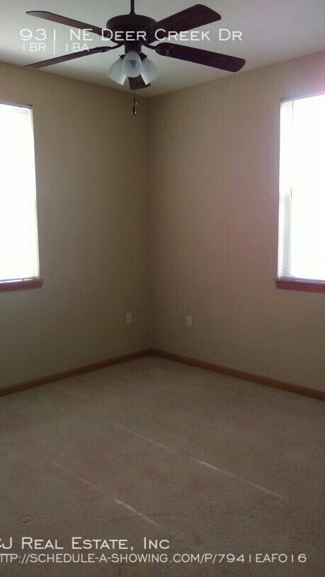 Building Photo - 931 NE Deer Creek Rd