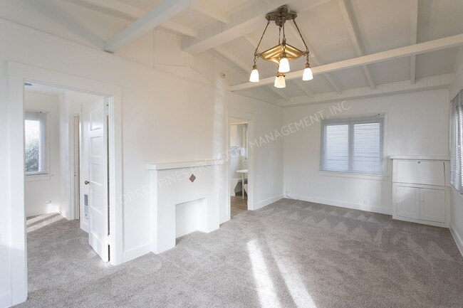Building Photo - Beautiful Vintage Cottage in La Jolla with Onsite Laundry!