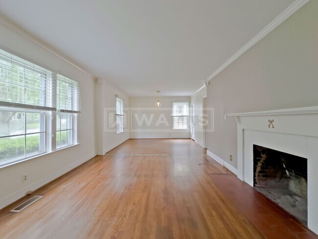 Building Photo - Charming 2BR/1BA Bungalow in Crestwood South