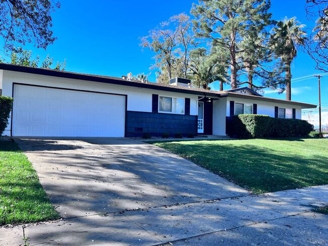 Building Photo - NEWLY RENOVATED South Redlands Home