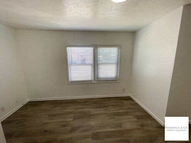 Foto del edificio - REMODELED TOP FLOOR 2BR/1BA IN SMALL AND Q...