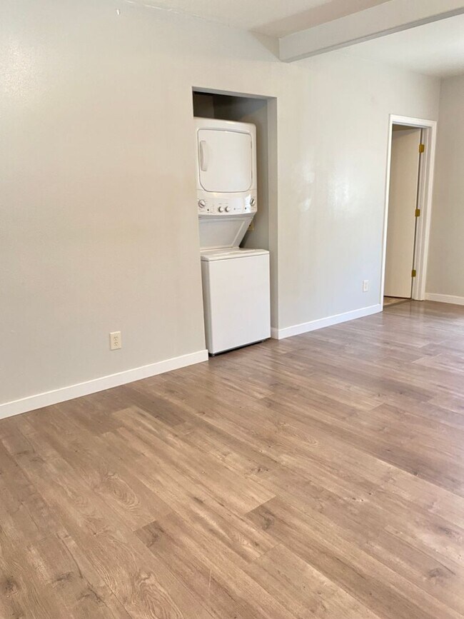 Building Photo - Newly Remodeled 2 Bedroom, 2 Bathroom Unit...