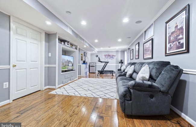 Building Photo - 2 Palace Ln