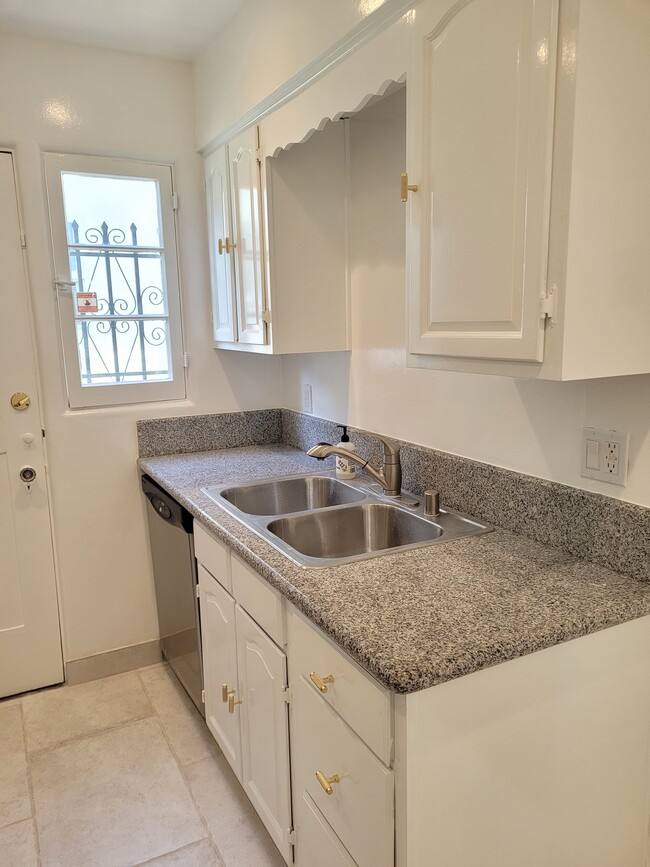 Building Photo - 405 S Crescent Dr