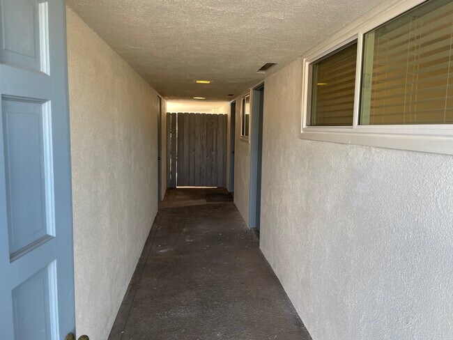 Building Photo - 910 W Wilhelmina St