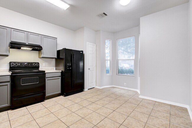 Foto del edificio - 3-Bedroom Townhouse with Open Floor Plan and Spacious Backyard Near Lackland AFB