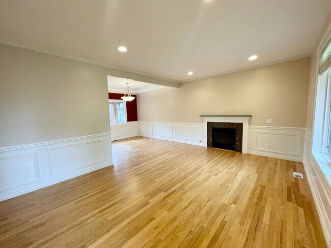 Building Photo - 4 Bedroom Shoreline Home...