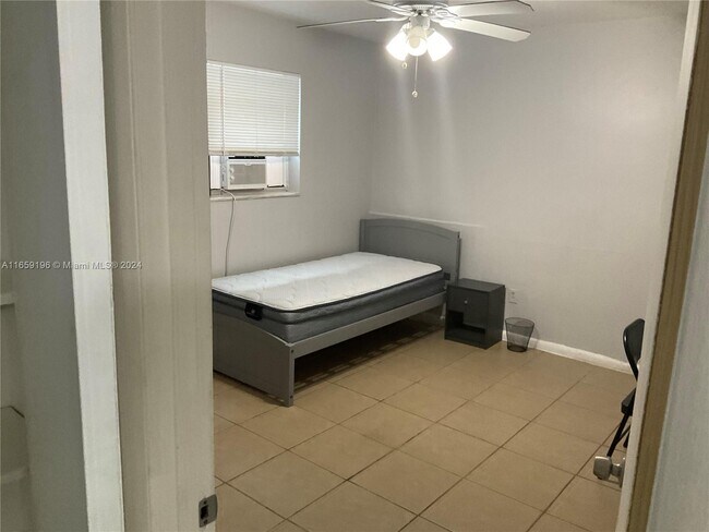 Foto del edificio - 1999 NE 168th St