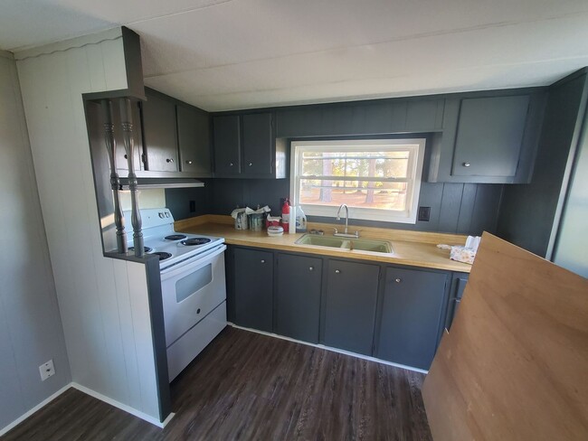 Building Photo - Charming Updated 2BR Home In Convenient Lo...